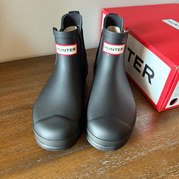 Hunter Woman’s Black Original Chelsea Waterproof Rain Boot- Size 6M - Picture 2 of 9